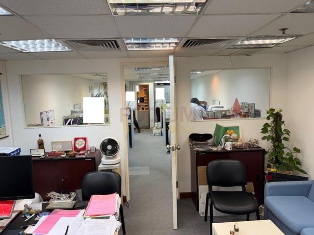 Strand 50 - Office Interior 2.jpg                                                                               