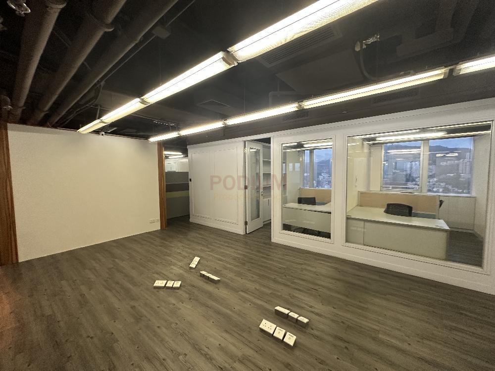 United Asia Finance Centre - Office Interior 5.jpg                                                                               