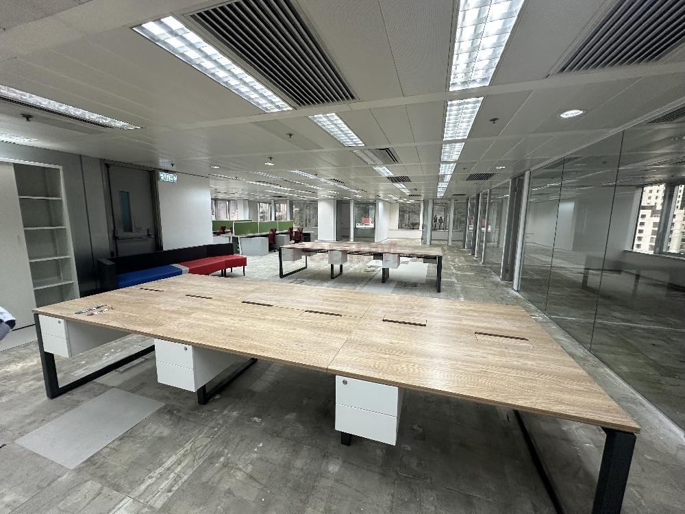 Dah Sing Financial Centre - Office Interior 1.jpg                                                                               