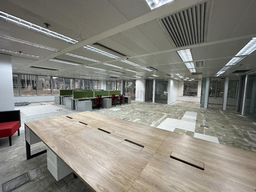 Dah Sing Financial Centre - Office Interior 2.jpg                                                                               