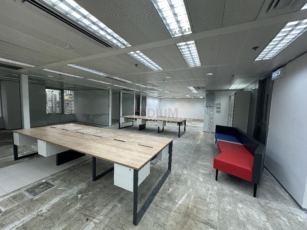 Dah Sing Financial Centre - Office Interior 4.jpg                                                                               