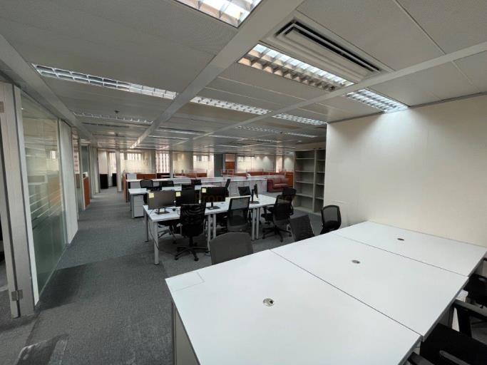 Dah Sing Financial Centre - Office Interior 5.jpg                                                                               