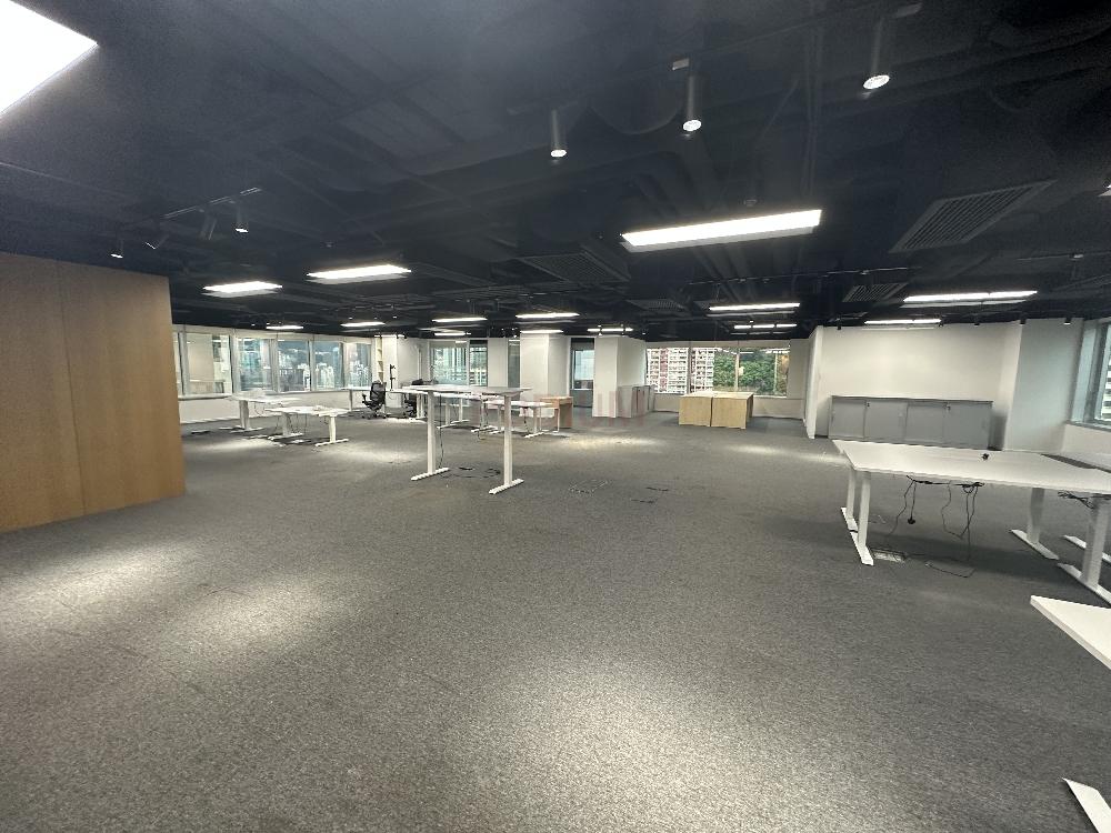 Dah Sing Financial Centre - Office Interior 1.jpg                                                                               