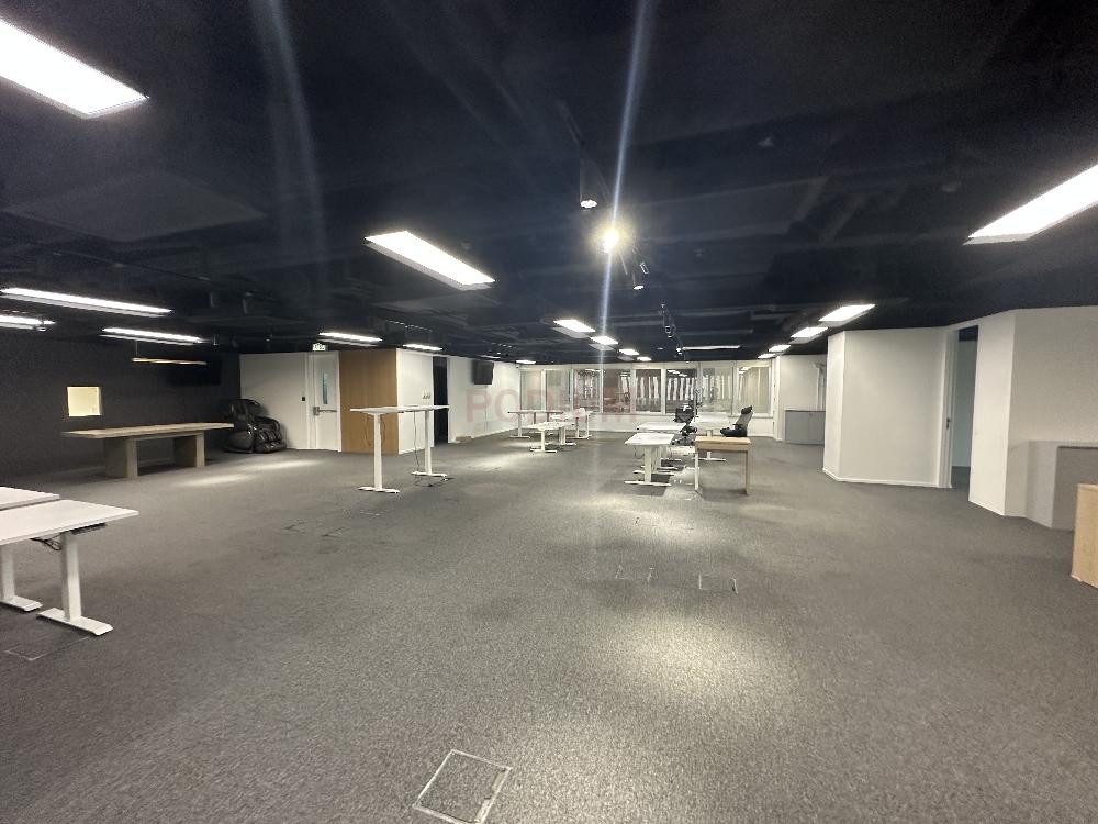Dah Sing Financial Centre - Office Interior 2.jpg                                                                               