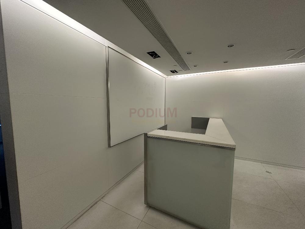 Dah Sing Financial Centre - Office Interior 3.jpg                                                                               