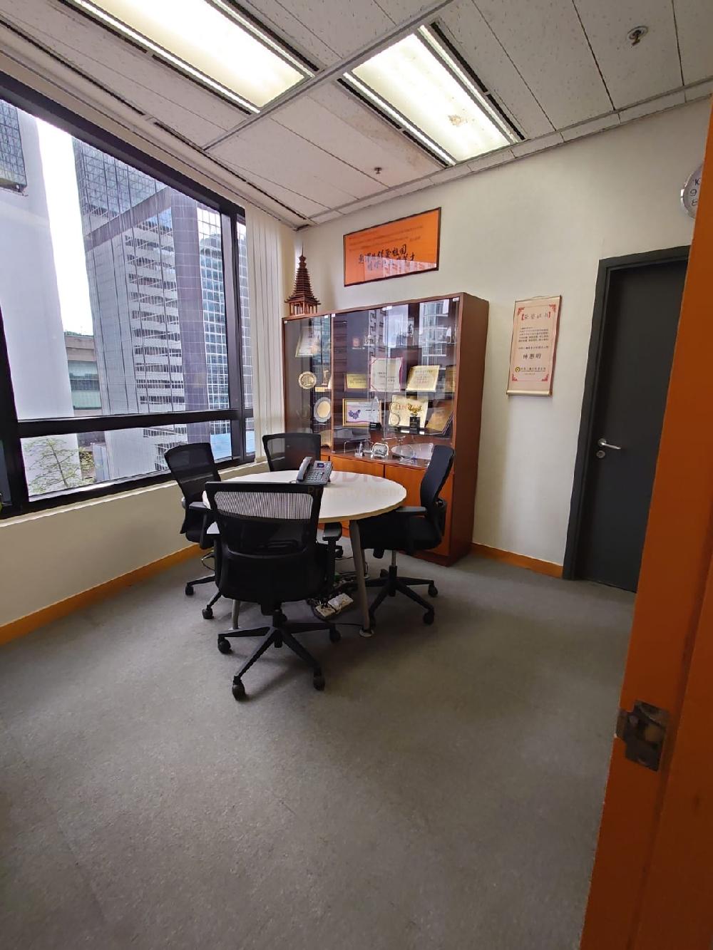 灣仔六國中心                                                     Luk Kwok Centre Wan Chai