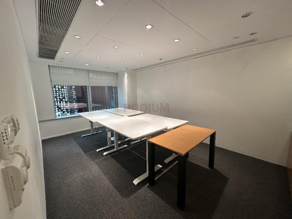 Dah Sing Financial Centre - Office Interior 4.jpg                                                                               