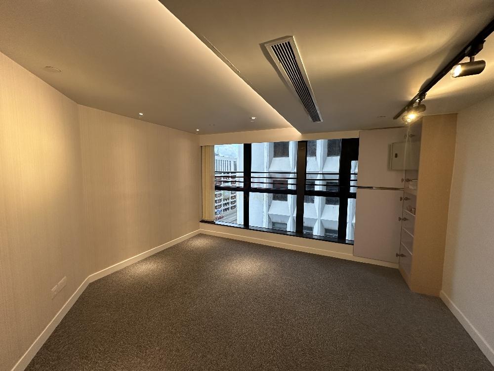 Yue Thai Commercial Building                                 Sheung Wan - Office Interior 1.jpg                                                                               