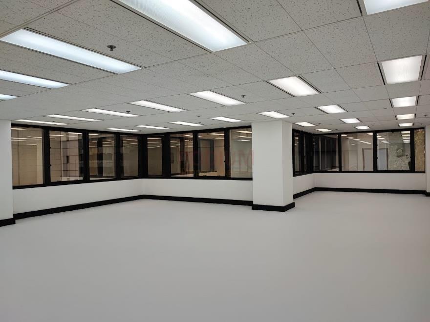 Ruttonjee Centre - Ruttonjee House - Office Interior 3.jpg                                                                               