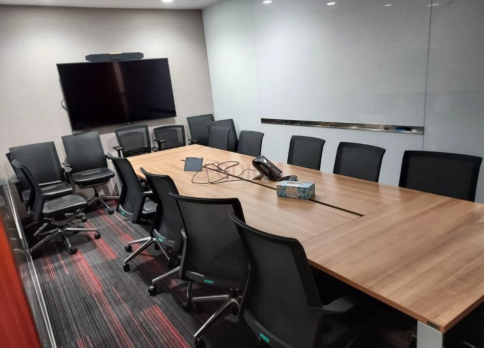 100 Queen's Road Central - Office Interior 2.jpg                                                                               