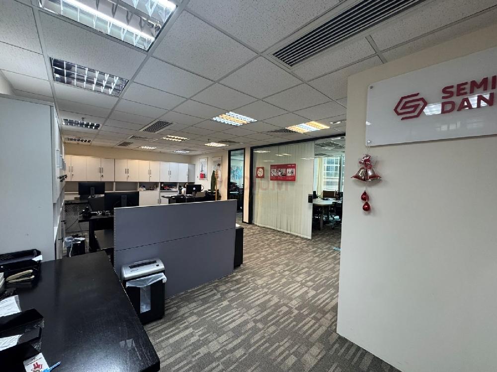 Golden Centre                                                Sheung Wan - Office interior 1.JPG                                                                               