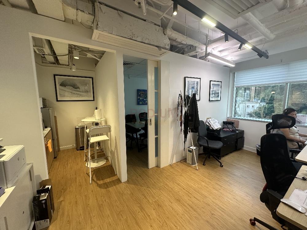 Shun Ho Tower                                                - Office Interior 1.jpg                                                                               