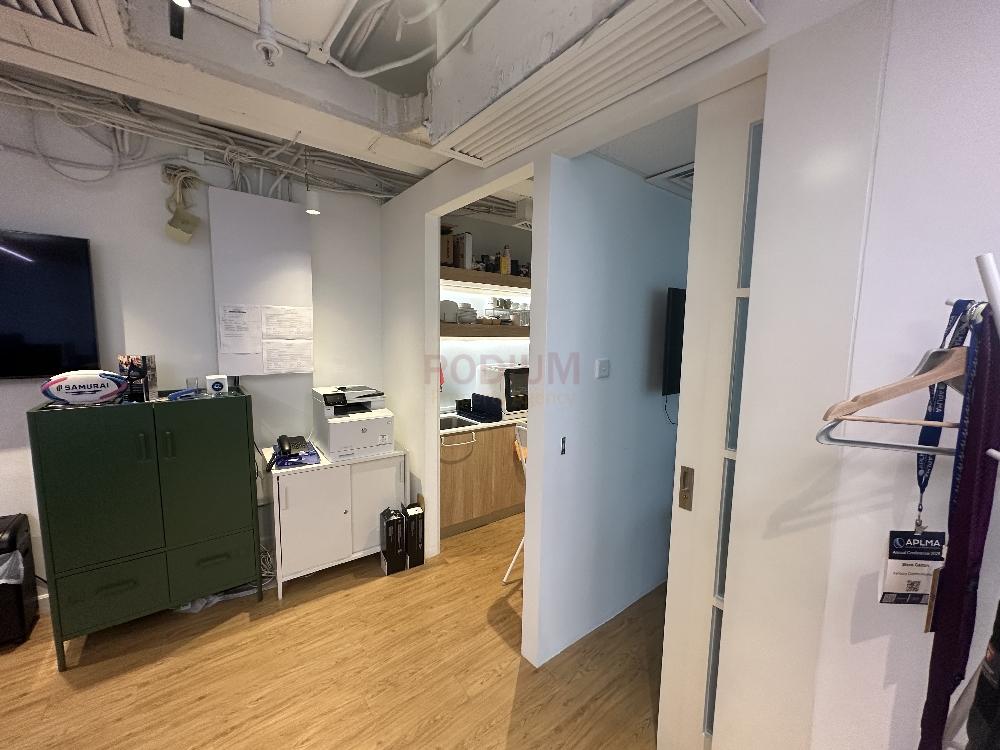 Shun Ho Tower                                                - Office Interior  2.jpg                                                                              