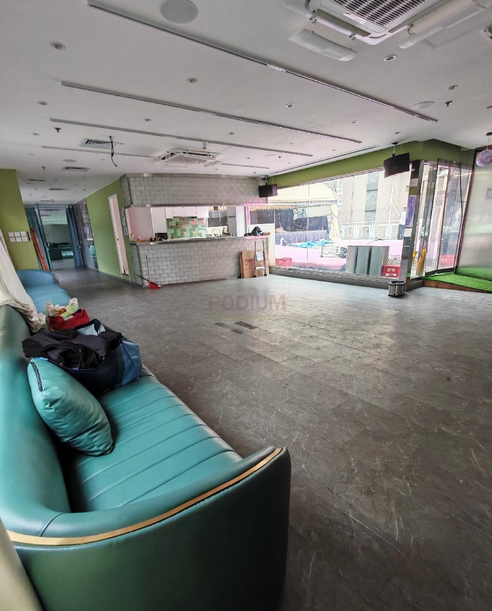 Kowloon Plaza                                                Cheung Sha Wan - Officve Interior 1.jpg