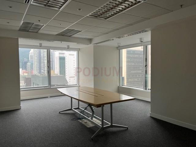 灣仔中環廣場                                                     Central Plaza                                                Wan Chai