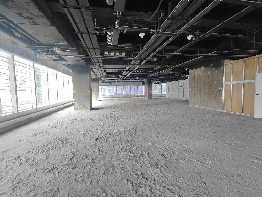 iSquare                                                      Tsim Sha Tsui - Office Interior 1.JPG                                                                               