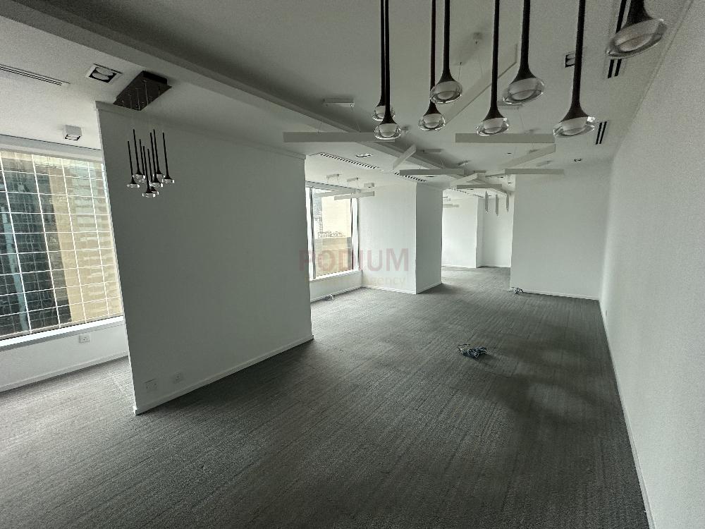 灣仔中環廣場                                                     Central Plaza                                                Wan Chai