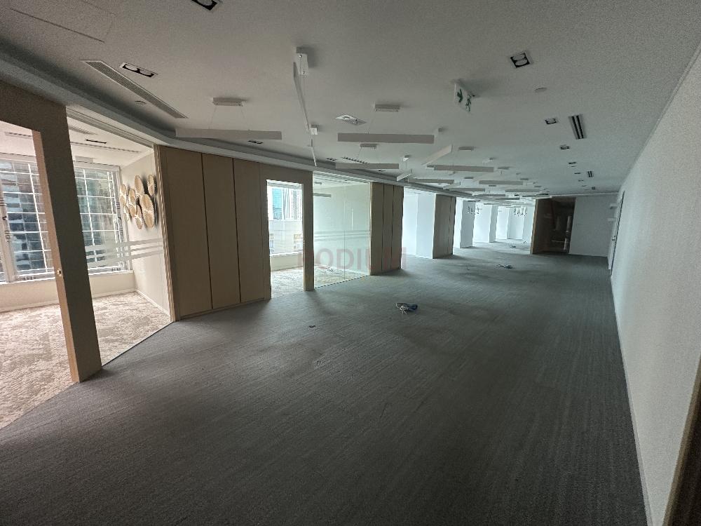 灣仔中環廣場                                                     Central Plaza                                                Wan Chai