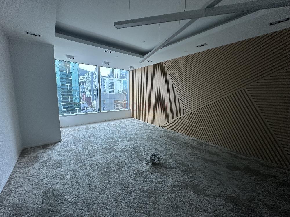 灣仔中環廣場                                                     Central Plaza                                                Wan Chai