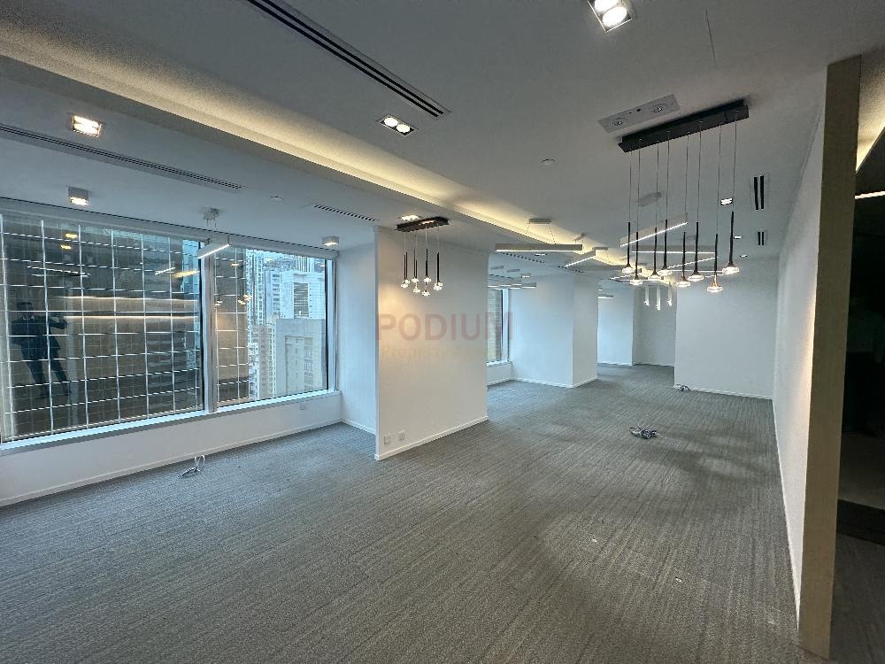 灣仔中環廣場                                                     Central Plaza                                                Wan Chai