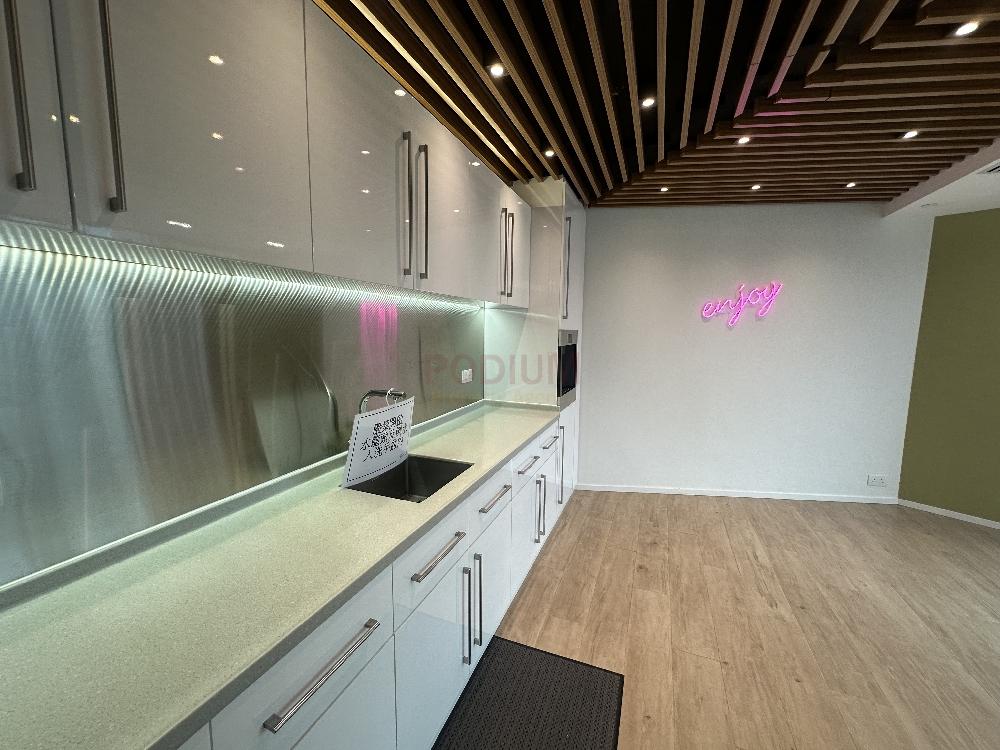 灣仔中環廣場                                                     Central Plaza                                                Wan Chai