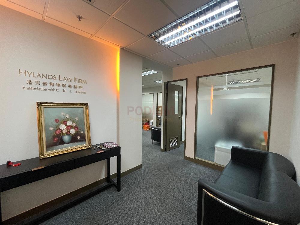 灣仔中環廣場                                                     Central Plaza                                                Wan Chai