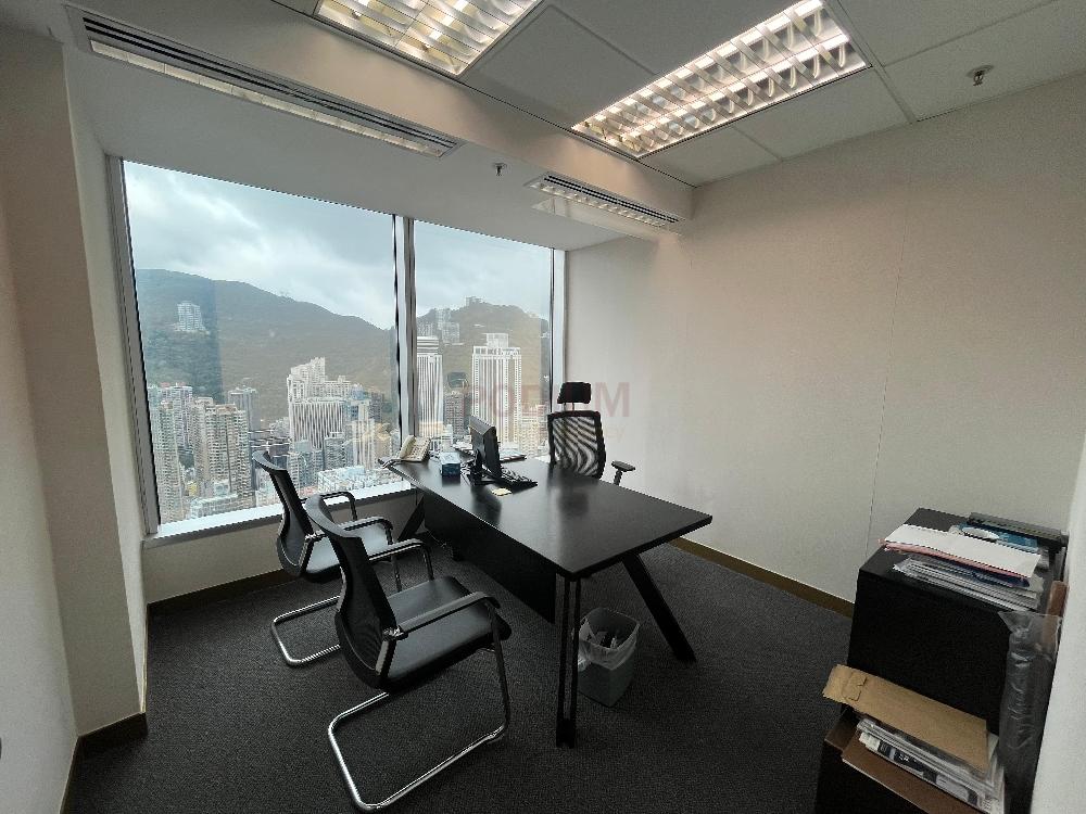 灣仔中環廣場                                                     Central Plaza                                                Wan Chai